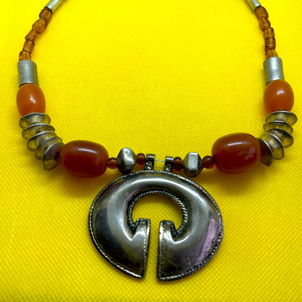 This amber and silver necklace measures 91/2 inches.